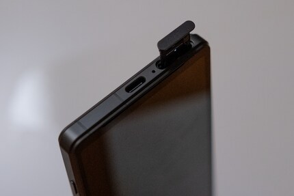Wie beim Flagship hat auch das Sony Xperia 5 V einen SIM/microSD-Kartenslot, der sich von Hand öffnen lässt.