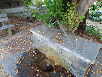 Diesmal habe ich die ISO auf 25 heruntergesetzt und eine Belichtungszeit von 1/3 Sekunde gewählt. Das Wasser wirkt, als ob es in Strömen fliessen würde .