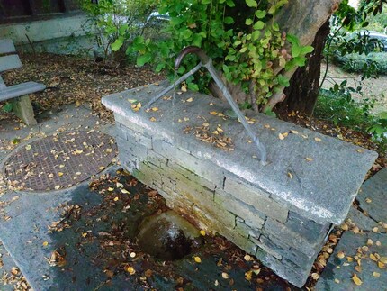 Hier habe ich eine ISO von 6400 mit einer Belichtungszeit von 1/1000 Sekunde eingestellt. Das ergibt den Effekt, als würde das Wasser in der Luft stehen, oder langsam tröpfeln.