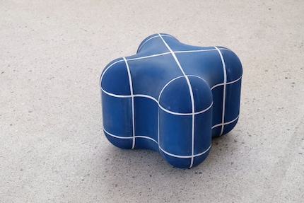 The tiled ceramic pieces from Max Lamb impress with their soft silhouette.