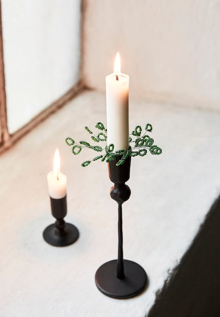 Bei diesem DIY-Kranz ersetzen grüne Perlen das Tannengrün.