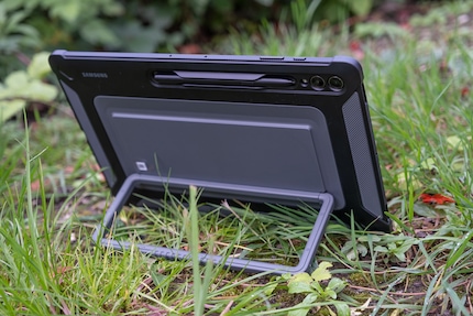 You can freely adjust the base of the sturdy outdoor cover.