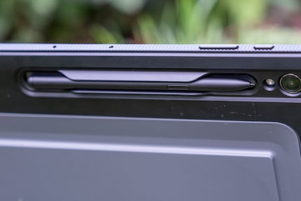 A firm grip: the pen holder is strong enough to prevent the S-Pen from falling out.