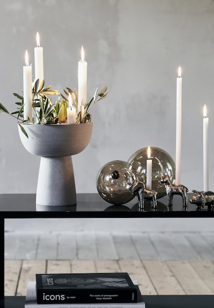Schale statt Kranz: Mit Zweigen, Moos oder Weihnachtsdeko wird jede noch so simple Schale zum Hingucker.