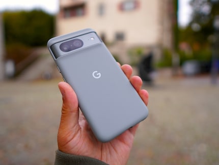 The Pixel 8 lies great in the hand. It’s very comfortable in everyday use.