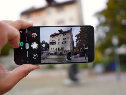Taking beautiful photos is quick and easy – and you can do so with just one hand.