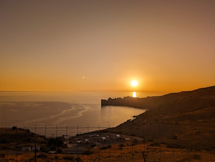 Forgive me for going into full «live, laugh, love» mode, but the camera captures sunsets beautifully at the touch of a button.