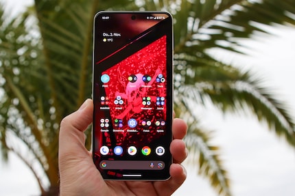 The super-bright Pixel 8 Pro display doesn’t have rounded edges.