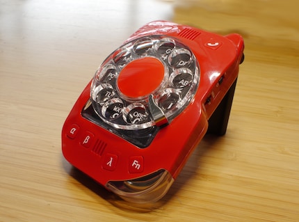 Das Telefon gibt es in fünf Farben: Schwarz, Weiss, Türkis, Beige und «Atomic Hotline Red».