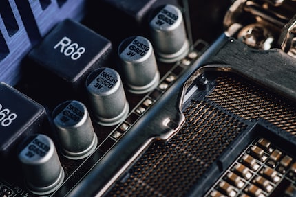 Die Spannungswandler sorgen dafür, dass es deine CPU nicht grilliert.