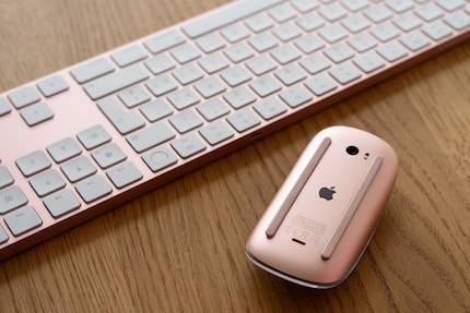 Ein Lightning-Anschluss auf der Unterseite einer Maus im Jahr 2023. Okay, Apple.
