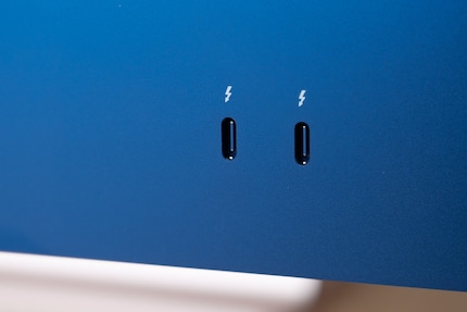 Zweimal USB-C – mehr Anschlüsse gibt es auf der Rückseite des Basis-iMac nicht. Mir ist das zu wenig.