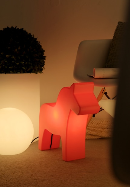 Die Lampen werden aus Polyethylen gefertigt und eignen sich sowohl für drinnen als auch für draussen.