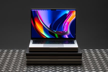 Alle MacBook Pro haben eine hervorragende Akkulaufzeit. Mit dem Pro Chip hält das Laptop auch gerne mal zwei Arbeitstage ohne Aufladen.