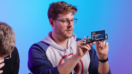 In addition to the two exclusive minifigures, the set also includes a plaque with specs and a Clone Wars anniversary brick.