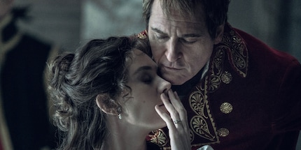 Der Funke zwischen Napoleon (Joaquin Phoenix) und Joséphine (Vanessa Kirby) will einfach nicht aufs Publikum überspringen.