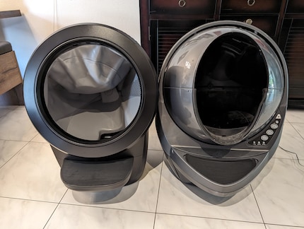 Links der neue Litter Robot 4 mit grösserer Öffnung und hellerem Interieur.