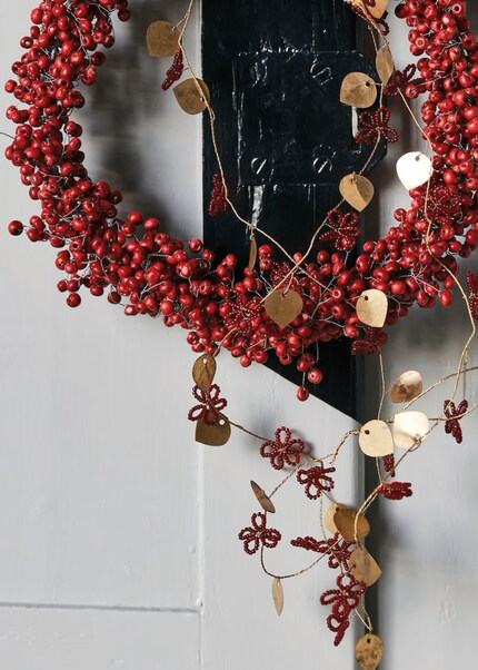 Fragile yet flexible: garlands with beads add a special touch to small and large decorative objects.