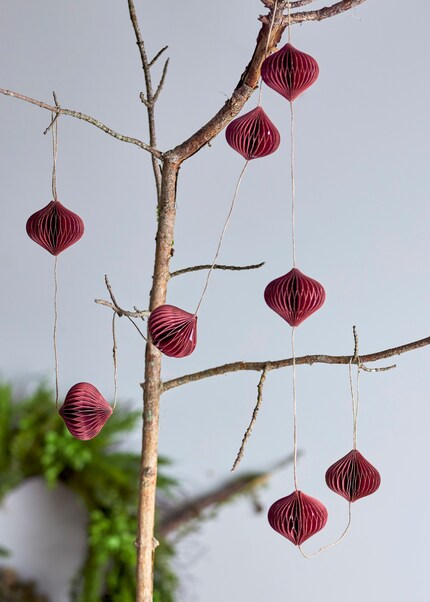 Paper garlands are simple and go well with other decorative styles.
