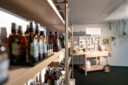 The showroom in Uster showcases the large selection of products: room fragrances, natural cosmetics and capsules based on natural essential oils.