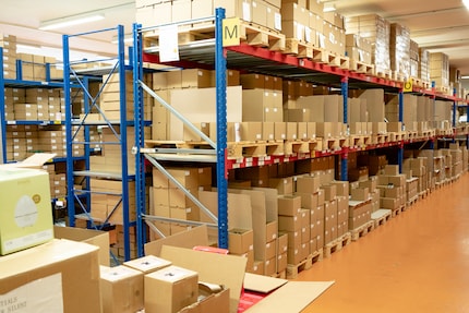The essence of thousands and thousands of plants is delivered in dark glass containers and protected from light, checked for quality and processed directly to preserve its freshness.