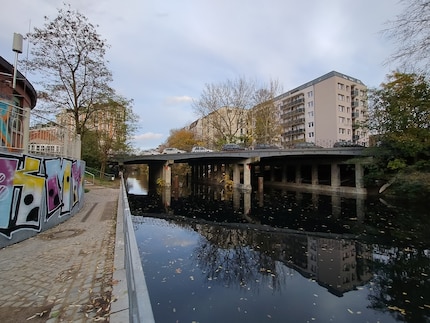 The ultra-wide-angle camera for comparison.