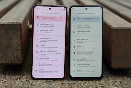 The Moto G84 (left) has the brighter display. The colouring comes from the fact Motorola has adapted its menus to the colours on the back.