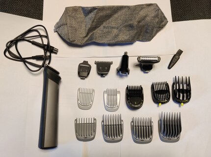 The scope of delivery of the MG7940/15 includes the main appliance as well as 14 attachments, a charging cable, a large storage pouch and a cleaning brush.