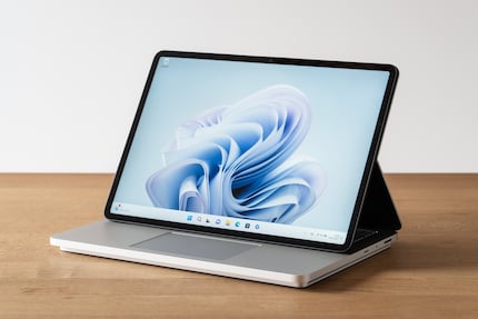 Das Design des Surface Laptop Studio 2 gefällt mir gut. Mit dem cleveren Faltmechanismus lässt es sich zum Tablet umfunktionieren. In dieser Position dockt das Display magnetisch über dem Touchpad an.