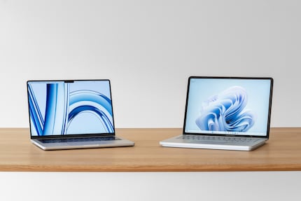 Das Display des MacBook ist dem des Surface klar überlegen. Dafür verbaut Apple im Gegensatz zu Microsoft keine FaceID-Sensoren
