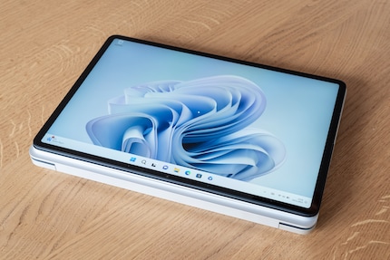 Ganz umgeklappt ist das Surface ein Mega-Tablet mit viel Leistung. Sowas gibt es bei Apple nicht.