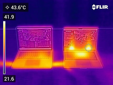 Unter Volllast wird auch das Gehäuse des MacBook Pro (rechts) warm. Die Hotspots liegen im Gegensatz zum Surface eher im hinteren Bereich.
