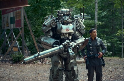 Maximus neben einer «Power Armor»-Ausrüstung.