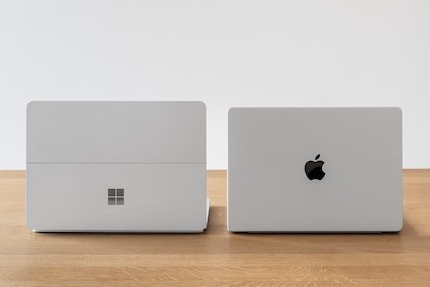 Das Microsoft-Laptop kann bei der Leistung je nach Anwendung mithalten – wandelt dabei aber viel mehr Energie in Abwärme um. Abseits einer Steckdose spielt das MacBook in einer anderen Liga.