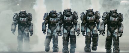 Eine Armee der Brotherhood of Steel macht sich in ihren Power-Armor-Anzügen bereit für eine Schlacht.