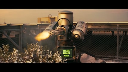 Auch der bitterböse «Fallout»-Humor kommt im Trailer nicht zu kurz. Hier in Form eines automatischen Maschinengewehrs, dass seine Opfer bittet, ruhig zu bleiben.