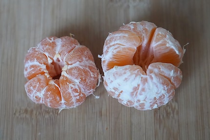 9 vs. 11: the mandarin (l.) always has nine slices, while clementines vary between eight and twelve.
