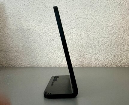 Viewed from the side, it’s impressive how thin the display is.