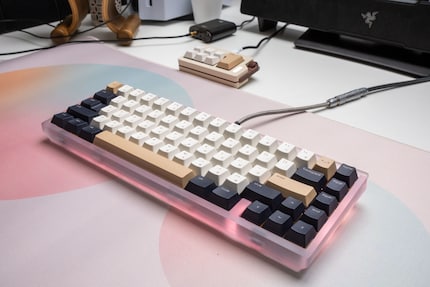 Meine neueste Tastatur ist fürs Fotoshooting auf dem Pult: die Mode Envoy im Vordergrund und die Owlab Voice Mini im Hintergrund.