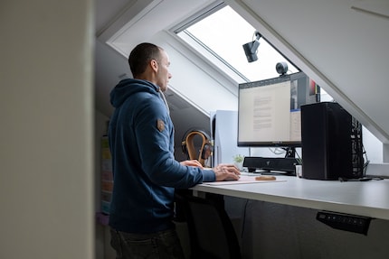 In meinem Schlauch von Büro kann ich den Stehtisch unter dem Dachfenster hochfahren.