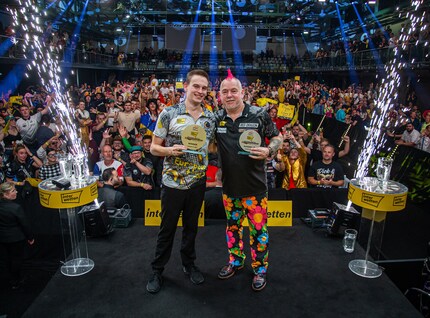 Der deutsche Shootingstar Ricardo Pietreczko (links) nach seinem Turniersieg bei den German Darts Championship in Hildesheim gegen Peter Wright (rechts).