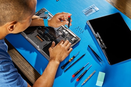 Auch bei MacBooks mit M2-Chips kannst du gewisse Reparaturen selber durchführen.