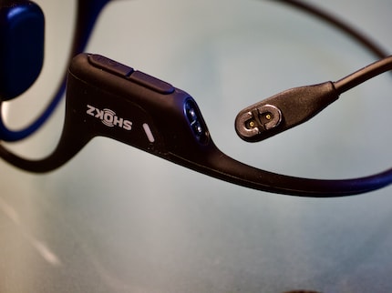 The magnetic charging cable is practical. Just don’t lose it or forget to take it with you.