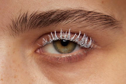 We've already seen lashes wrapped in white on the catwalks of this year's spring-summer shows. For example at Bora Aksu.