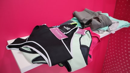 Sportliche Unterwäsche mit absorbierender Funktion für Frauen.
