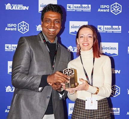Janith Dushyantha, Femography's Tech Innovation Lead, und CEO Pilar Diaz freuen sich über den ISPO-Award.