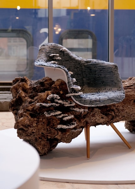 Wenn zwei Ikonen in einem Design aufeinandertreffen: Der Eames Shell Chair DSW aus Levi’s Denim.