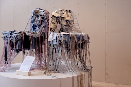 Links: Wire Chair von Hannah Brabon, rechts: Panton Chair von Sarmite Polakova.
