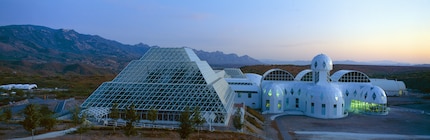 Wie vor 30 Jahren: In der Biosphere 2 üben Elon und Jeff für den Mars.