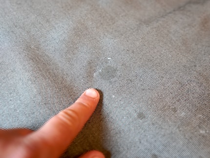 Alte, tiefsitzende Flecken bringt auch der SpotClean nicht weg.